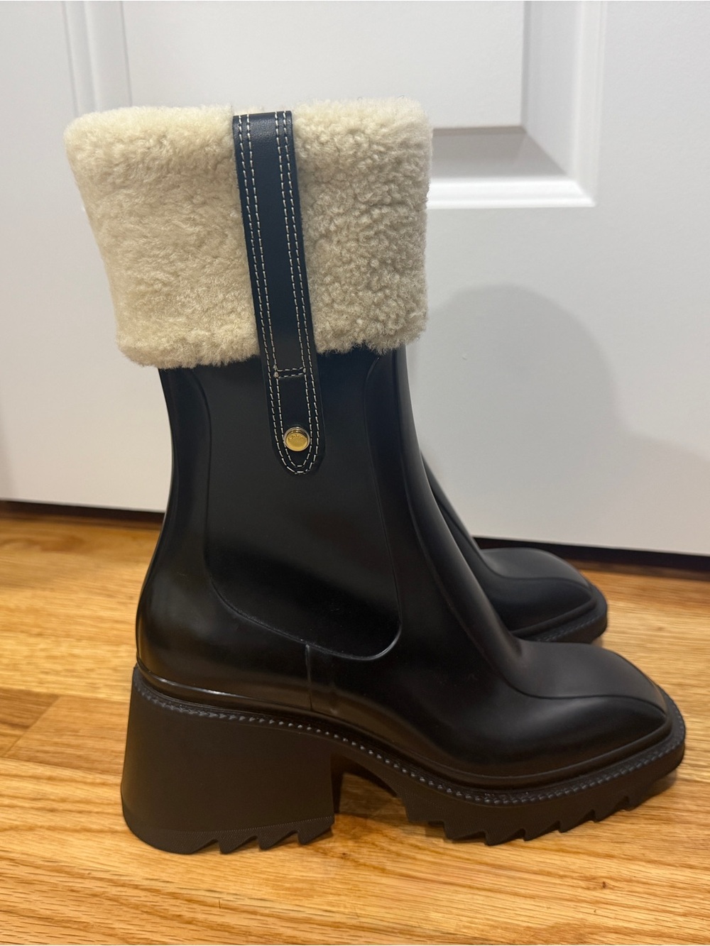 Chloe Black Heeled Chelsea Boots with Cream Shearling Cuff - Picture 2 of 7